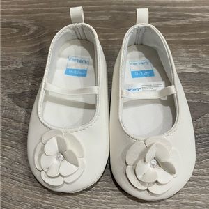 White infants flower shoes.